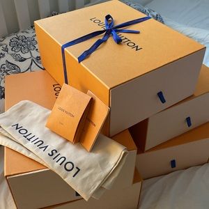 Louis Vuitton box + shoe bag + Shoelaces + blue bow